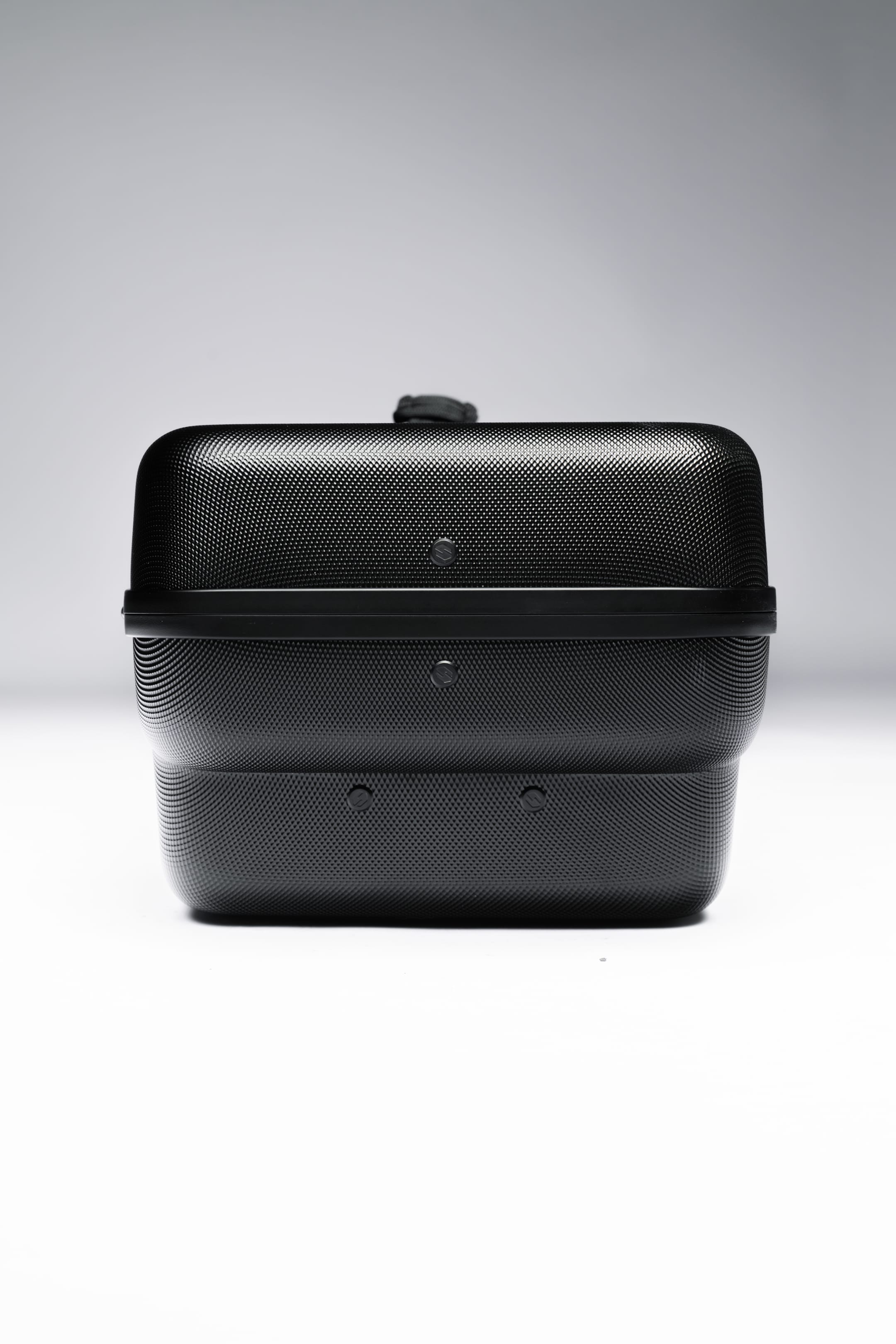Shinogi Case 15-25 hard shell knife case, end view showing textured ABS body depth and Fidlock magnetic closure hardware